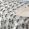 Nappe en tissu enduit imprimé géométrique scandinave gris et noir