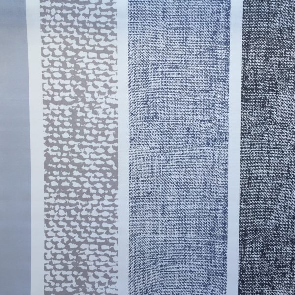 Tissu 100% coton imprimé à larges bandes gris anthracite, gris clair et bleu pour la confection de rideaux, coussin, accessoires de décoration et de mode (sac)